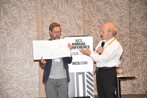 Prof. Dr. Rolf Hichert präsentiert sein Buch GEFÜLLT GERAHMT SCHRAFFIERT auf der IBCS Conference 2019